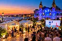 Fiera dei libri sul lungomare al tramonto.webp