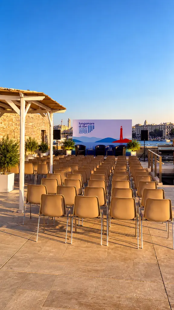 Terrazza sul mare con palco e letture.webp