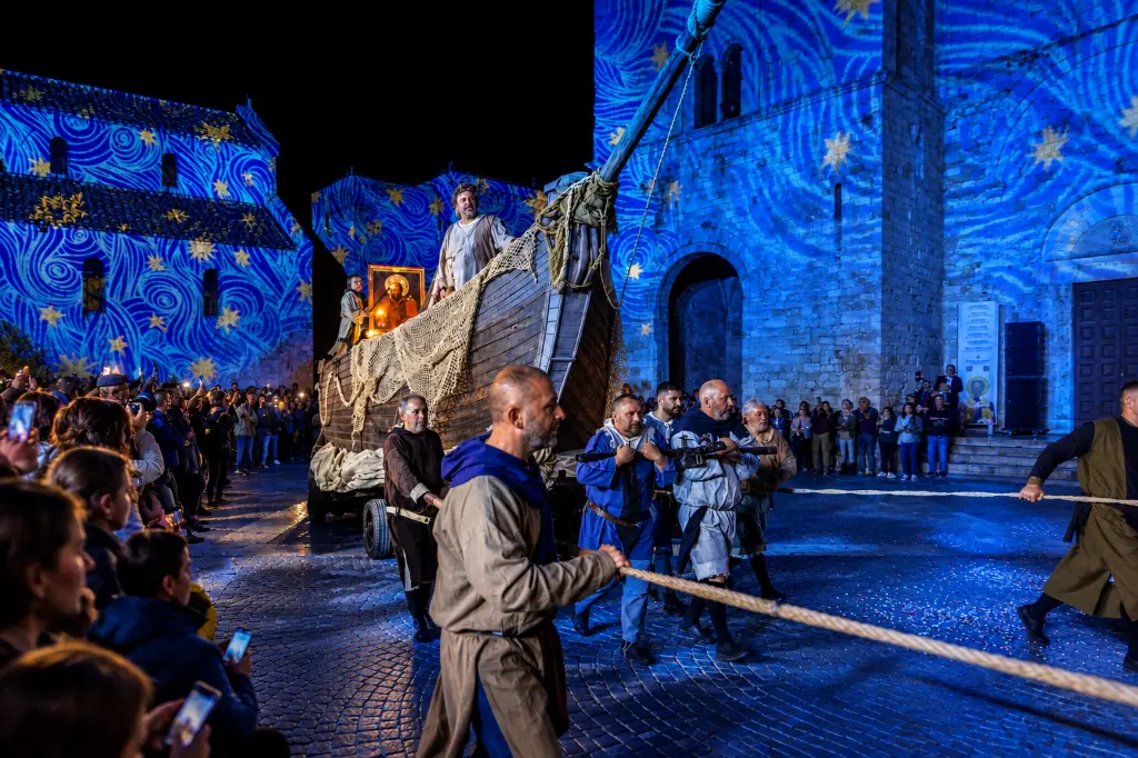 Processione notturna sotto le stelle blu.webp