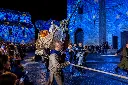 Processione notturna sotto le stelle blu.webp