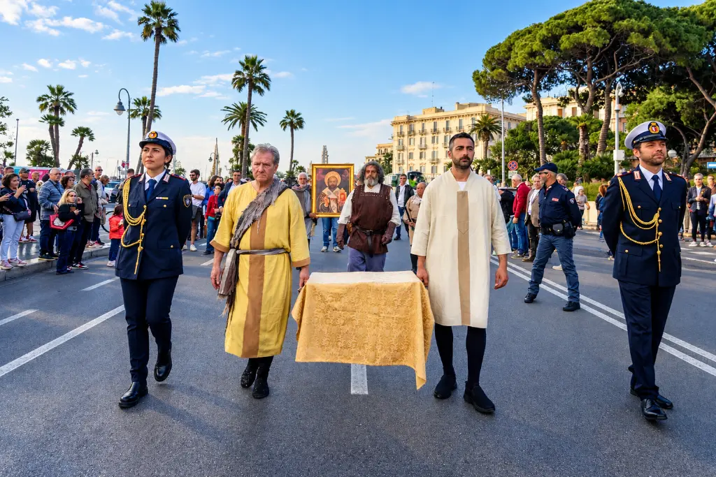 Processione costiera tra palme e folla.webp