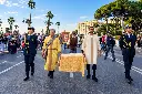 Processione costiera tra palme e folla.webp