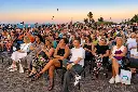 Pubblico al tramonto sul lungomare.webp