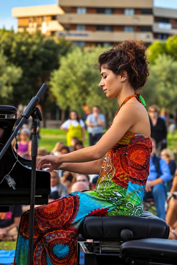 Pianista al concerto nel parco.webp