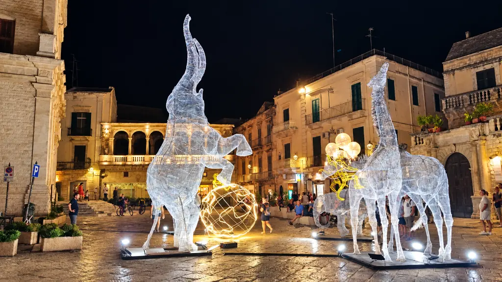 Elefanti luminosi nella piazza storica.webp