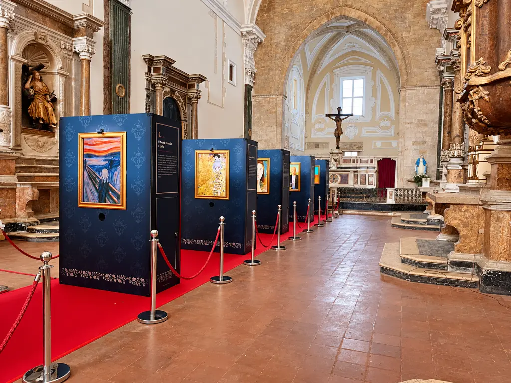 Mostra d’arte in una chiesa barocca.webp