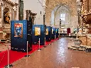 Mostra d’arte in una chiesa barocca.webp