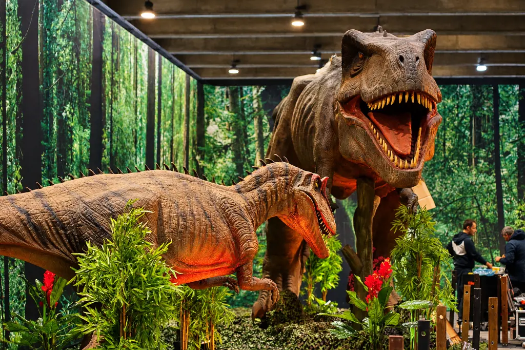 Esposizione di dinosauri nella giungla preistorica.webp