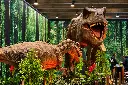 Esposizione di dinosauri nella giungla preistorica.webp