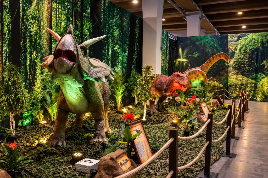 Esposizione di dinosauri nella giungla.webp