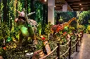 Esposizione di dinosauri nella giungla.webp