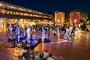 Festa notturna nel cortile industriale.webp