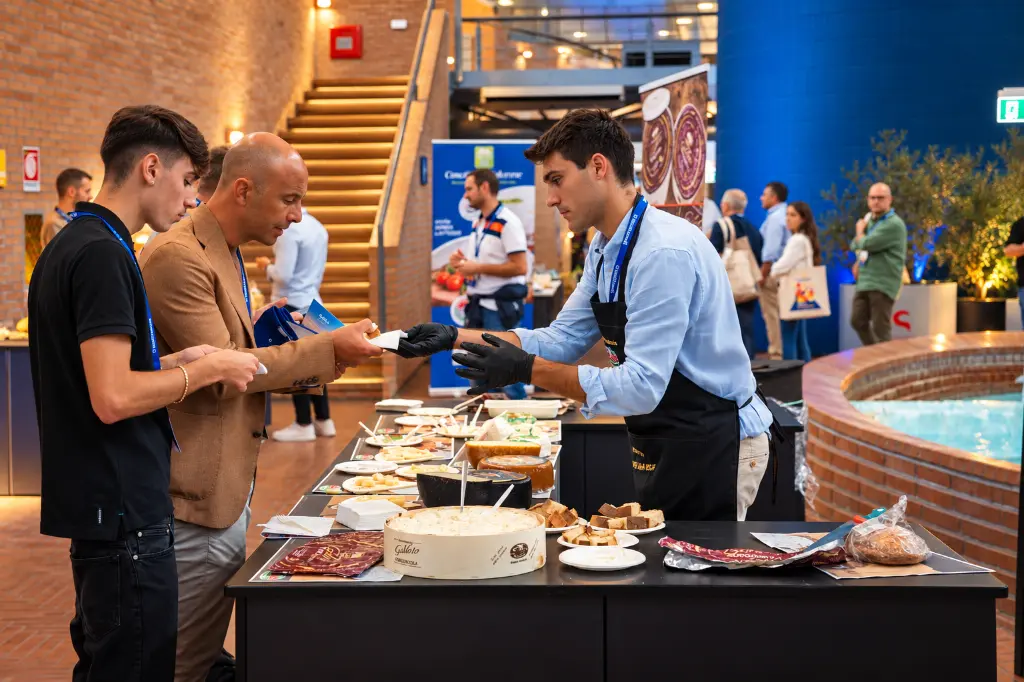 Degustazione di Gorgonzola in fiera.webp