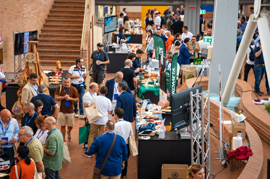 Fiera gastronomica tra prosciutti e degustazioni.webp