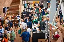 Fiera gastronomica tra prosciutti e degustazioni.webp