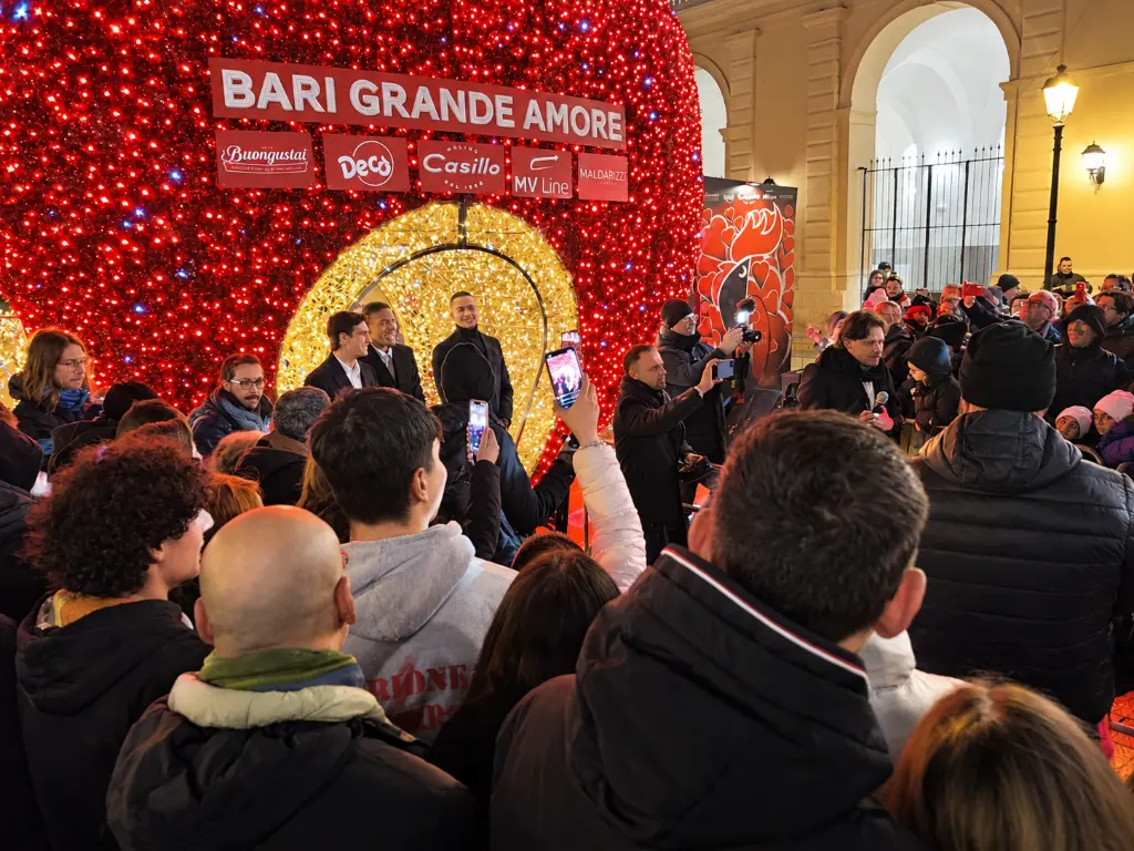 Festa natalizia in piazza a Bari.webp