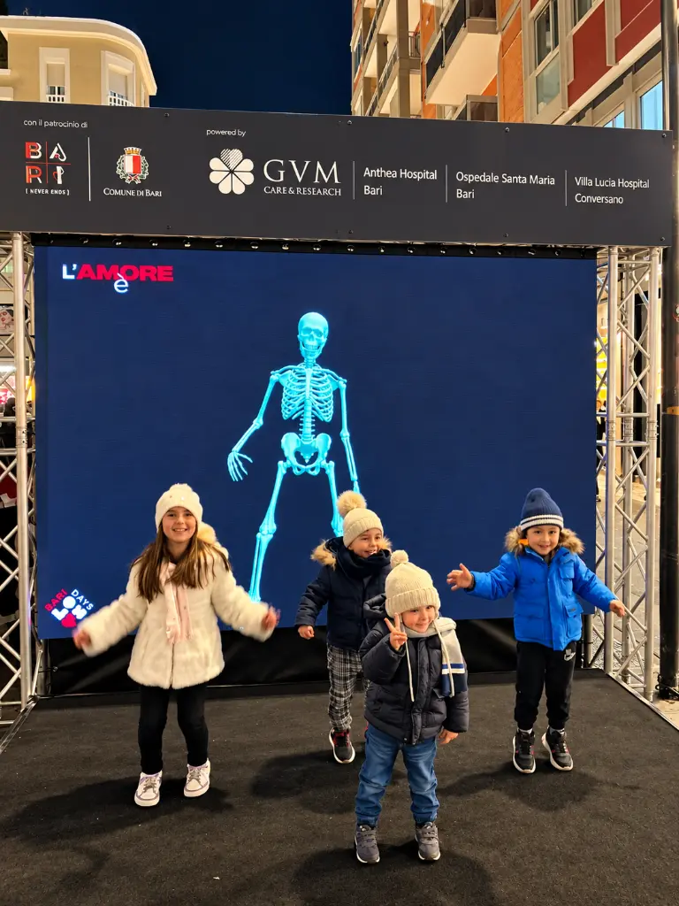 Bambini davanti allo scheletro luminoso.webp