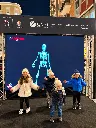 Bambini davanti allo scheletro luminoso.webp