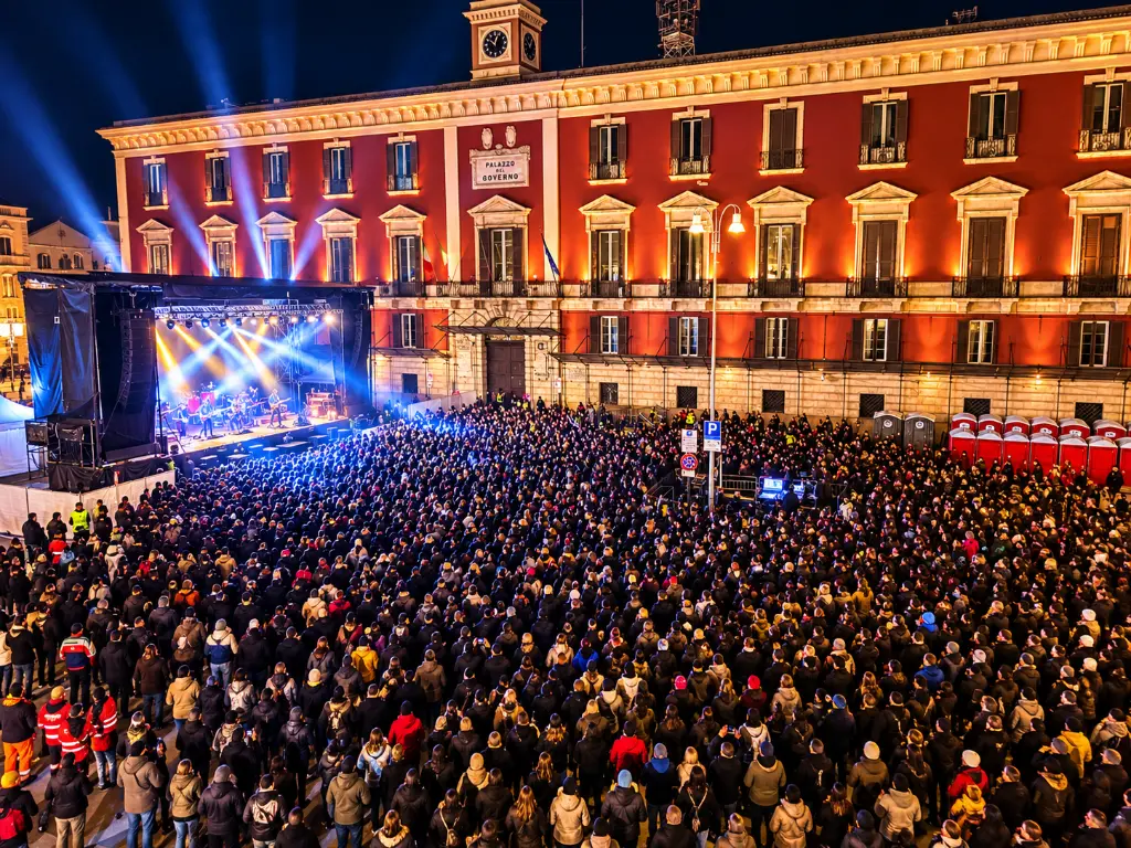 Concerto notturno davanti al Palazzo del Governo.webp