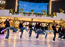 Danza sincronizzata al centro commerciale.webp