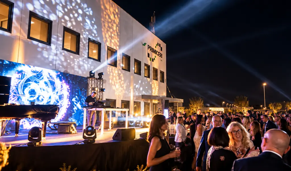 Festa aziendale notturna con luci scenografiche.webp