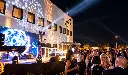 Festa aziendale notturna con luci scenografiche.webp