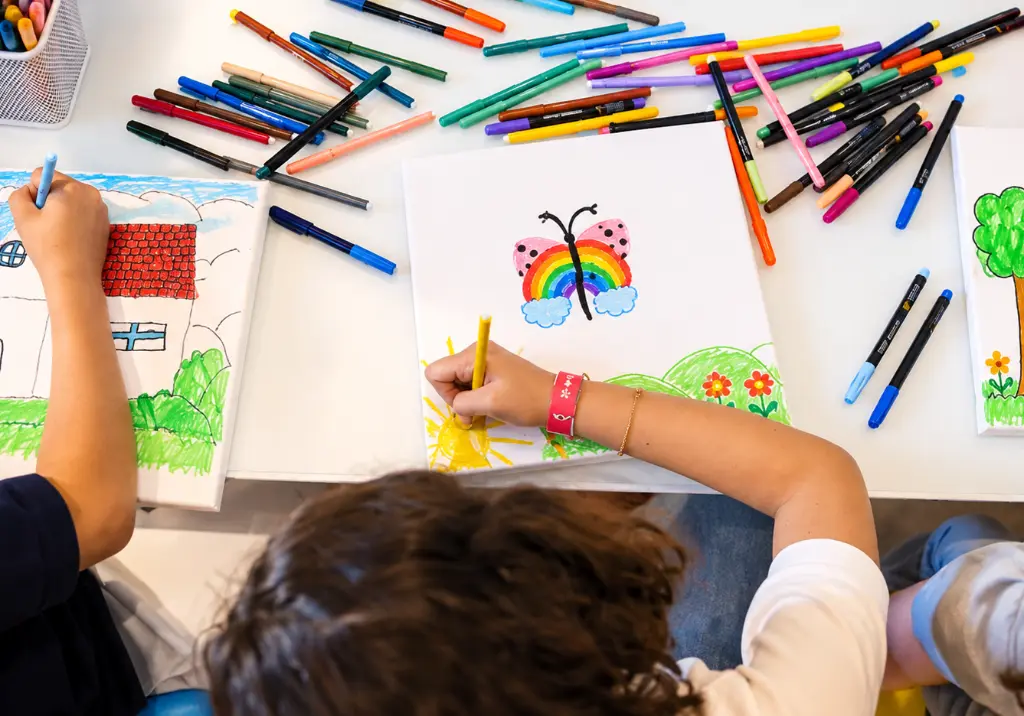 Laboratorio creativo di disegni colorati.webp