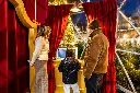 Famiglia nel chiosco natalizio luminoso.webp