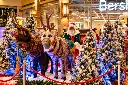 Allestimento natalizio con renne e Babbo Natale.webp