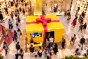 Installazione regalo rosa e gialla nel centro commerciale.webp
