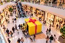Centro commerciale con pop-up regalo rosa e giallo.webp
