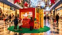 Bambini incantati dal Natale al centro commerciale.webp