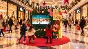Bambini danzano con gli elfi natalizi.webp