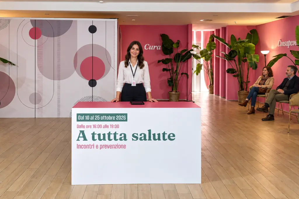 Hostess e visitatori alla reception.webp