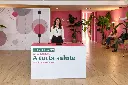 Hostess e visitatori alla reception.webp