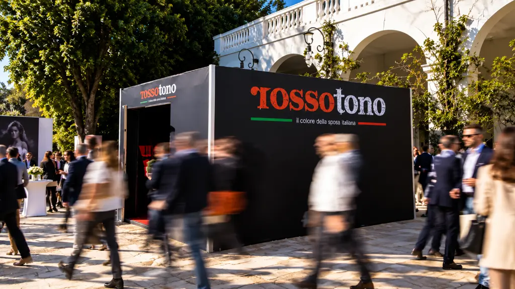 Stand TOSSOTONO nel cortile italiano.webp