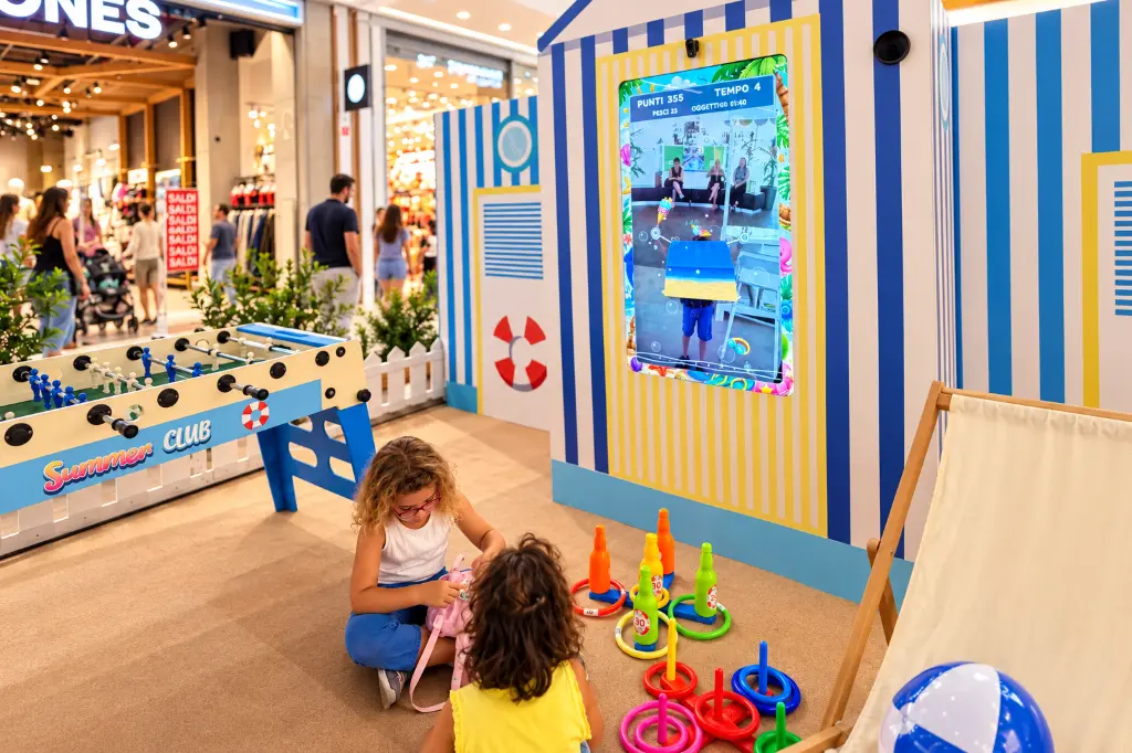 Club estivo per bambini al centro commerciale.webp