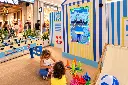 Club estivo per bambini al centro commerciale.webp