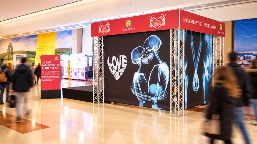 Stand Love Inside nel centro commerciale.webp
