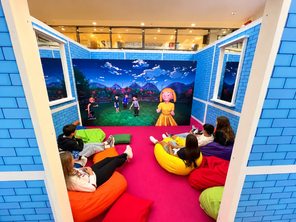 Lounge colorato con schermo animato.webp