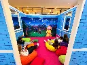 Lounge colorato con schermo animato.webp