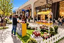 Promenade fiorita al centro commerciale.webp