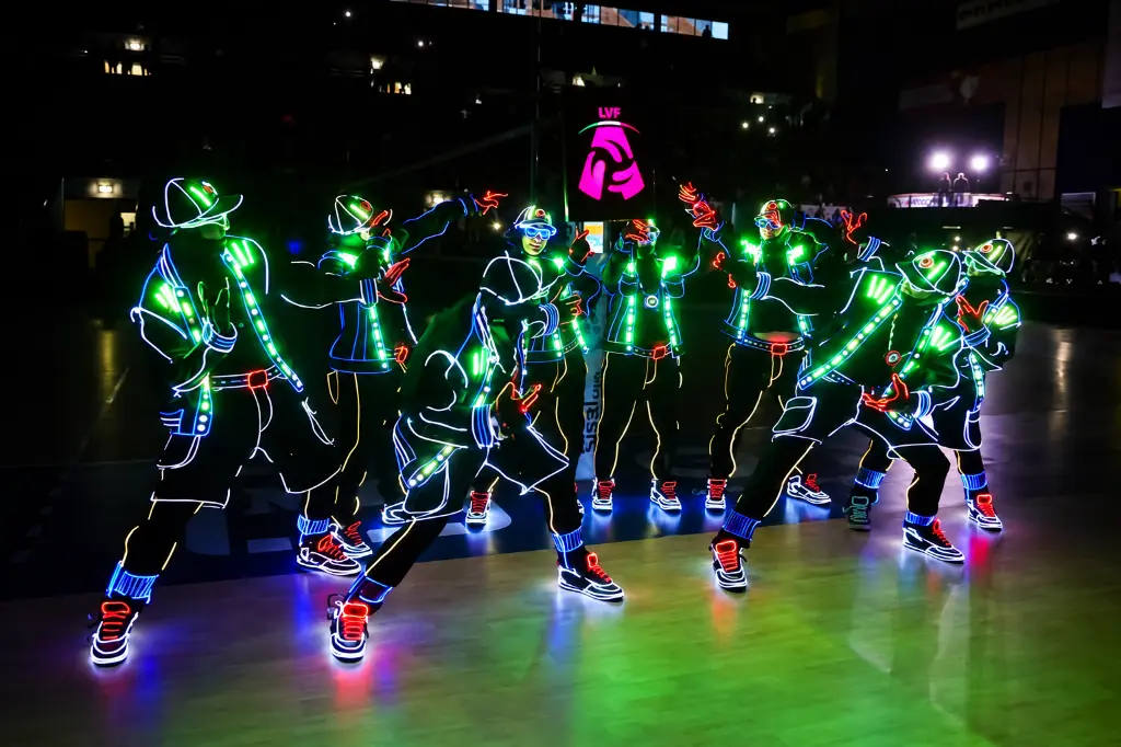 Ballerini LED nell’arena.webp