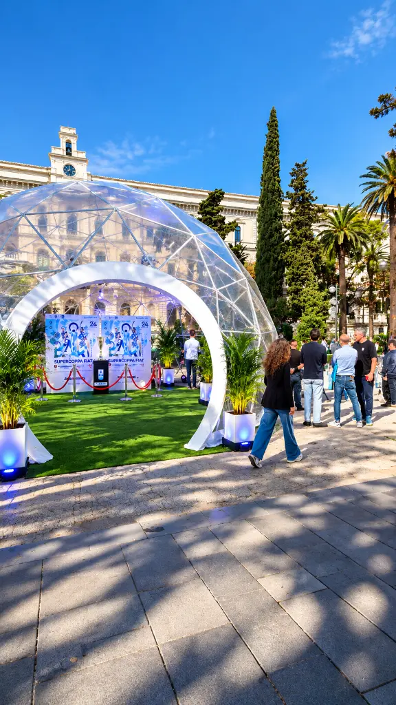 Cupola trasparente per evento nel piazzale storico.webp