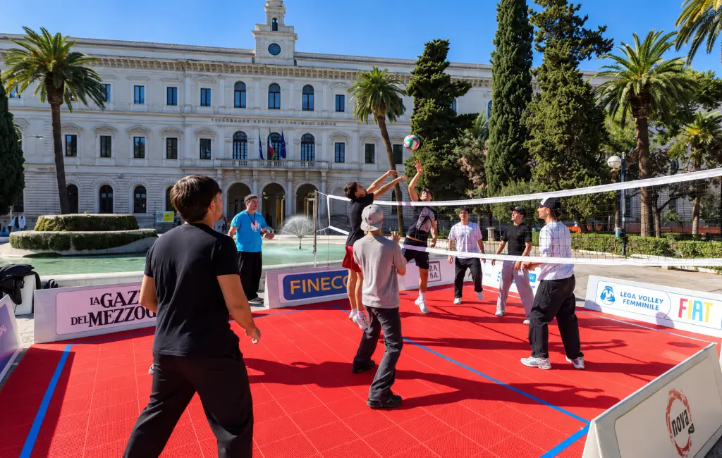 Beach volley sul campo rosso-2.webp
